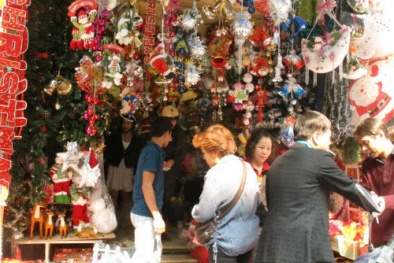 Thị trường mùa noel:  Khách xem nhiều hơn mua